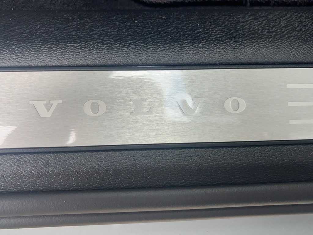 Volvo  B4 D AWD Plus Dark